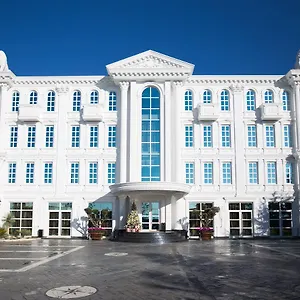 Otel Britania, Kamez